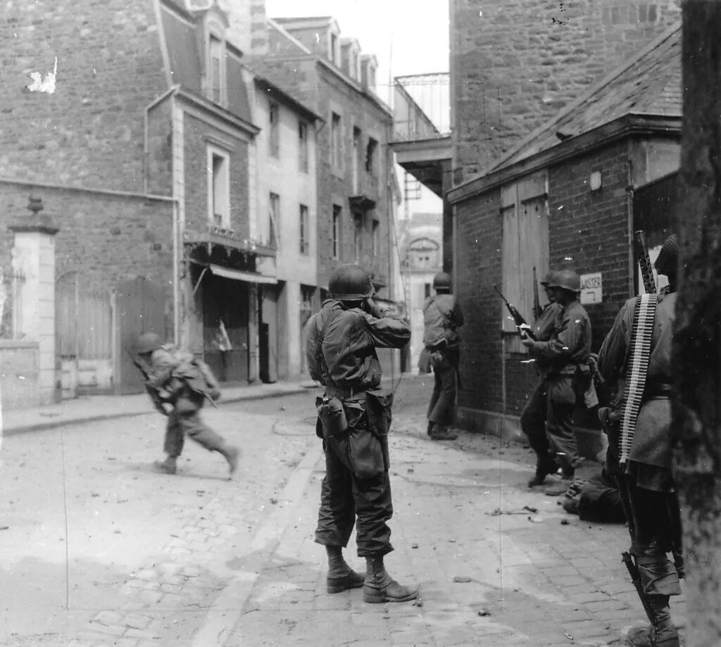 Франция 1944 год. Нормандия 1944 немецкий солдаты. Уличные бои в Нормандии 1944. Уличные бои во Франции 1944.