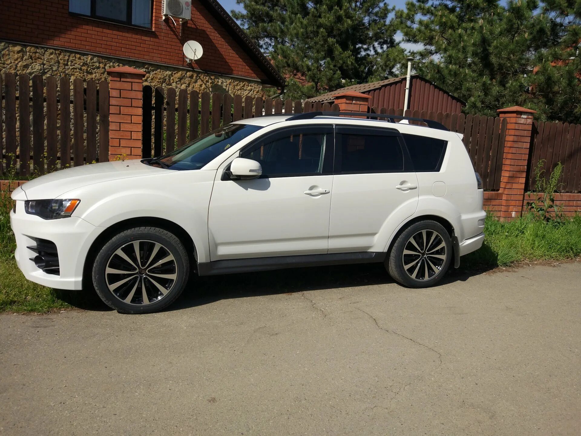 Шины для мицубиси аутлендер. Митсубиси Аутлендер r19. Mitsubishi Outlander 2 на литье. Mitsubishi Outlander r16. Mitsubishi Outlander 3 на 19 дисках.