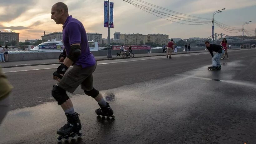 Где можно кататься на роликах. Покататься на роликах в Москве. На роликах кататься Москве. Площадка для катания на роликах. Место для катания на роликах.