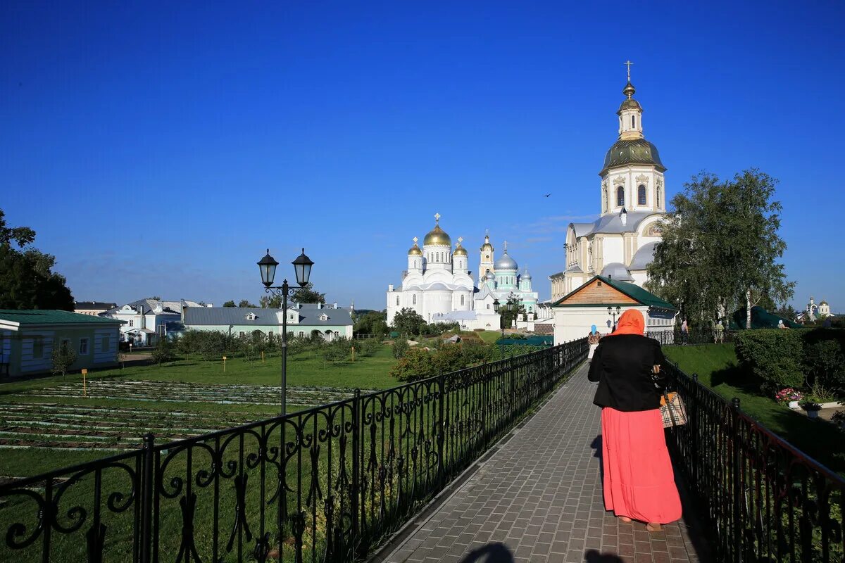 Богородичное правило Дивеево. Дивеево набережная. Паломники в Дивеево на канавке. Паломничество в дивеево