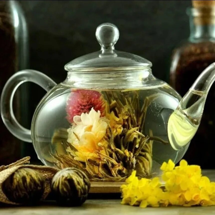 Заваривая чай мне хотелось угостить. Цветочный чай. Связанный чай. Травяной чай в стеклянном чайнике. Чай в чайнике.