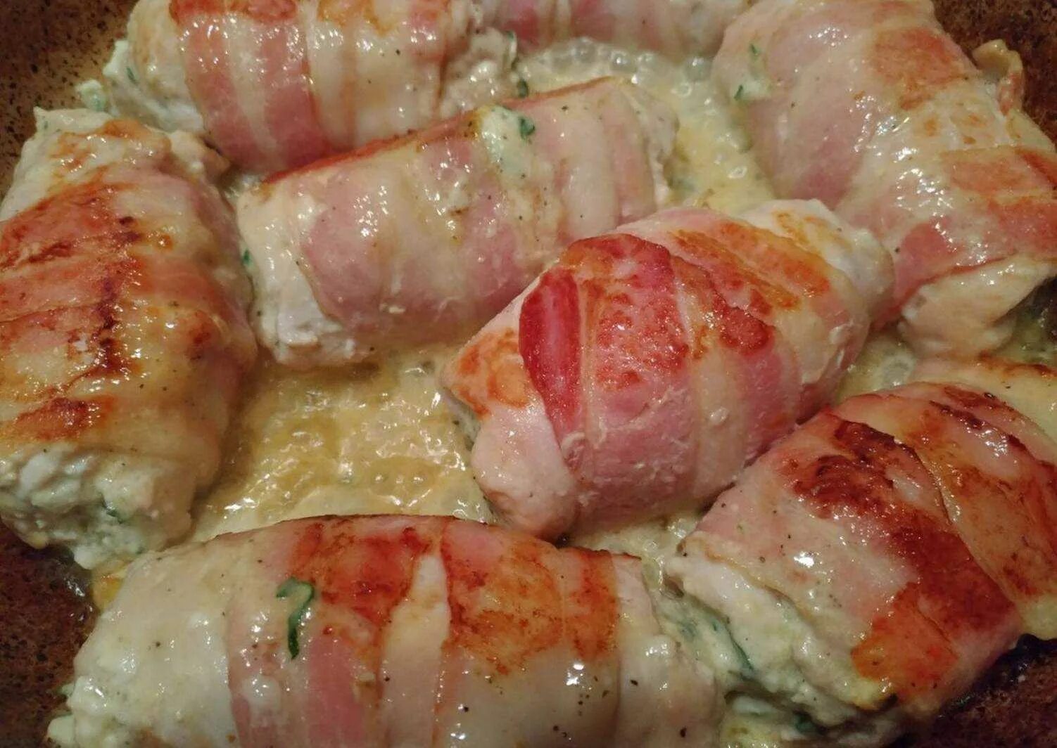 Рецепт куриного филе в беконе в духовке. Рулетики из курицы в беконе в духовке. филе курицы в беконе в духовке. рулетики из куриной грудки с беконом в духовке. рулетики из куриного филе с перцем и помидорами и сыром.