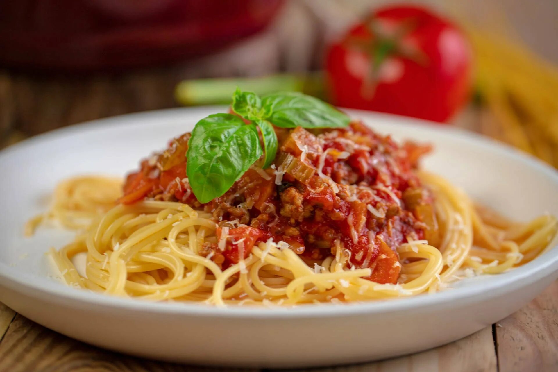 Приготовить пасту болоньезе с фаршем в домашних. Spaghetti bolognese. Болоньезе спагетти болоньезе. Паста Болонезе или болоньезе. Паста болоньезе черри.