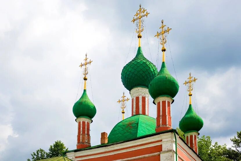 Купола ростовского кремля. Зеленые купала. Храм живоначальной троицы москва зелёные купола. Ярославль зеленые купола. Зеленые купала.
