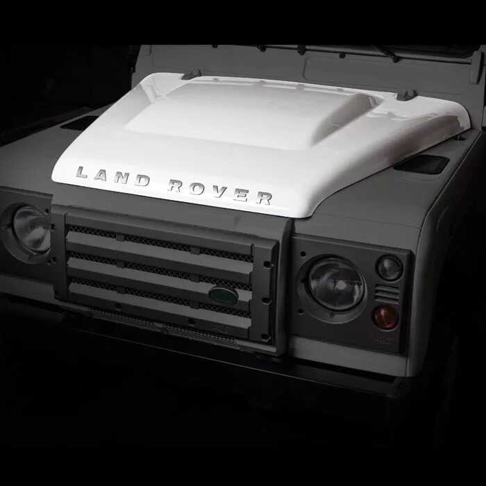 Капот ленд ровер. Лэнд Ровер Дефендер капот. Капот Дефендер 110. Land Rover Defender 2007 впускная труба воздуха. Land Rover Defender под капотом.