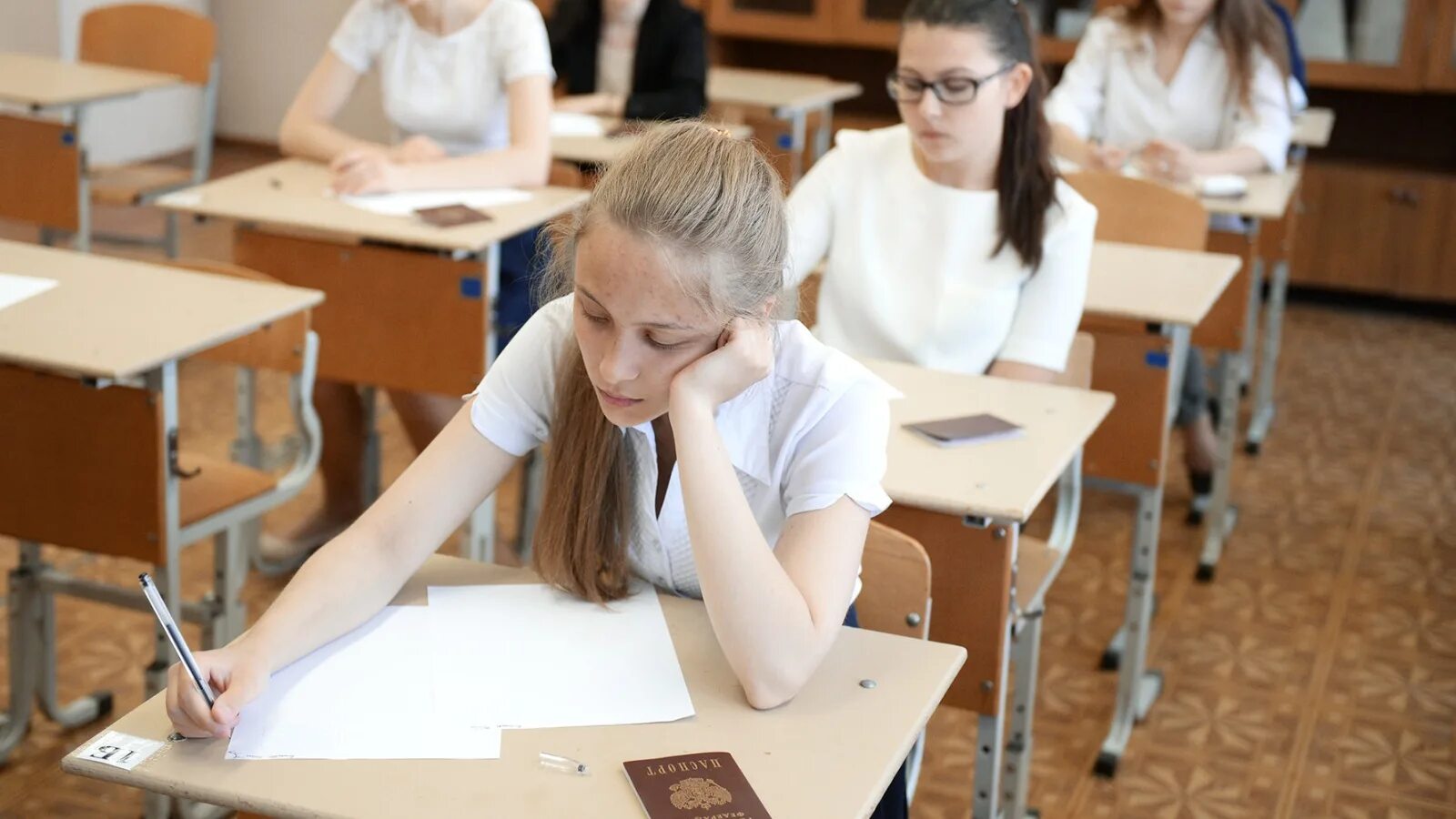 В какой школе сдавать егэ. Ученик за партой. Школьники за партой. Школьный экзамен. Ученик 9 класса.