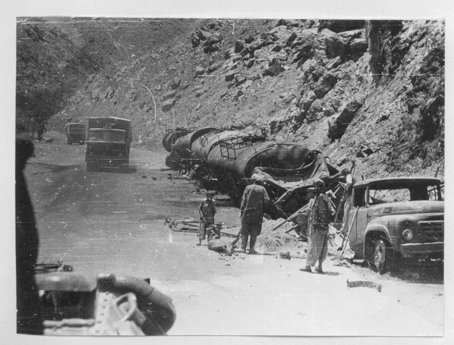 Нападение колонны. Афганистан колонны Наливники. КАМАЗ наливник Афганистан. Афган колонна Наливники. Наливники в Афганистане 1979-1989.