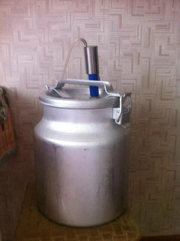 Бражка во фляге. Ставим брагу в фляге. Алюминиевая фляга с брагой. Бражка для самогона во фляге. Брага для самогона во фляге.