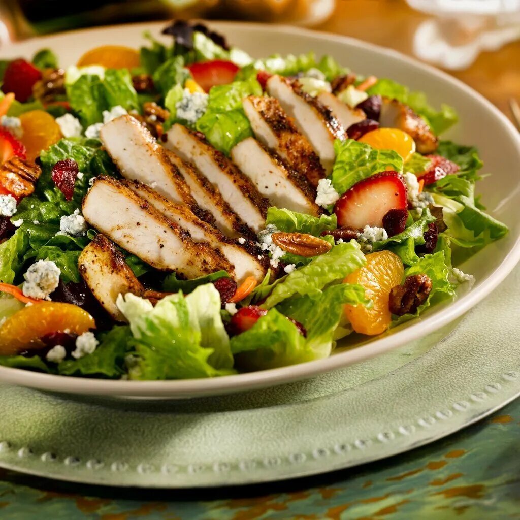 Цезарь греческий оливье. Ресторанные салаты. Нисуаз ресторанная подача. Салаты из ресторанов. Салаты в ресторанах.