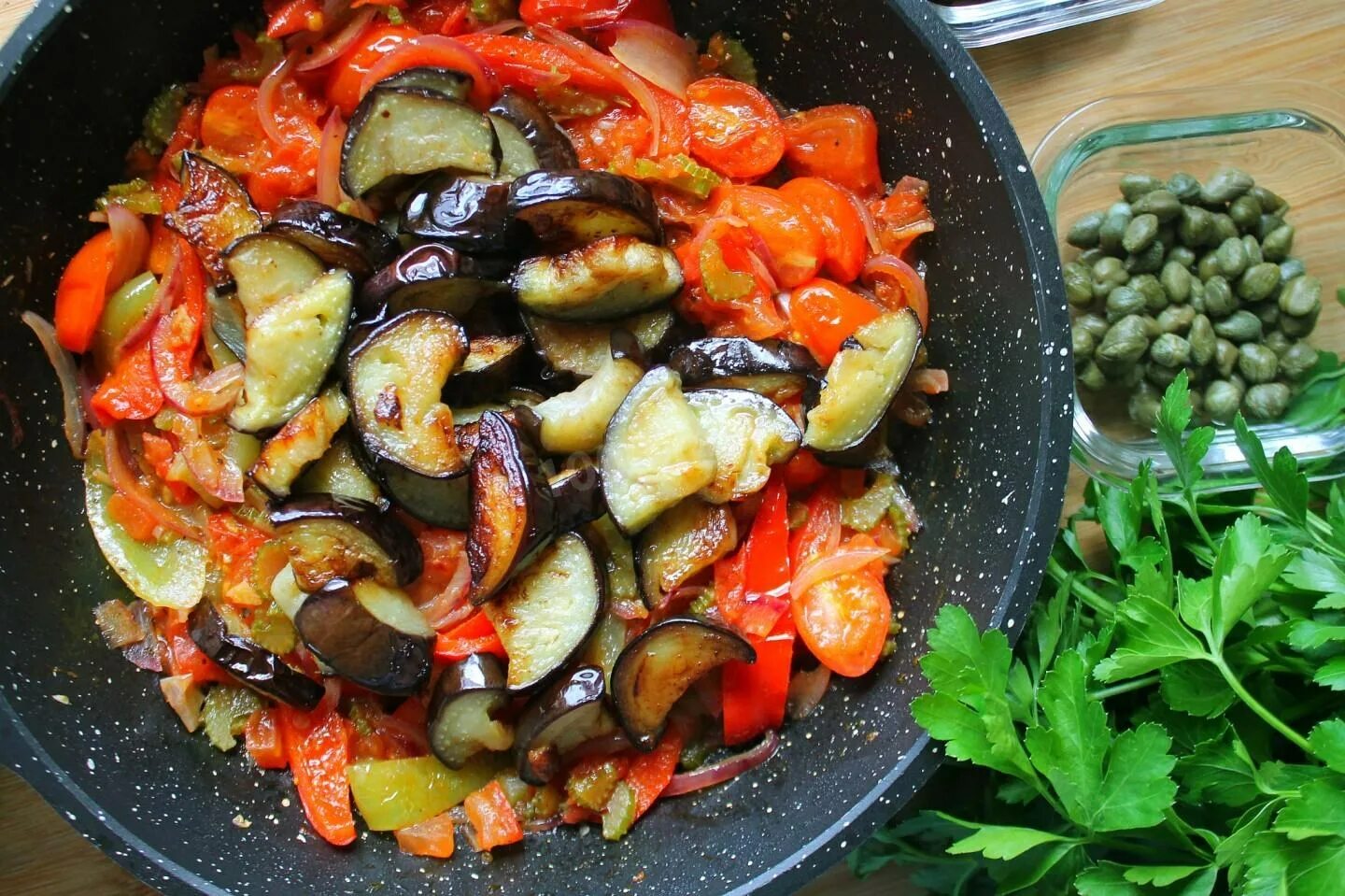 Рецепт как вкусно потушить баклажаны. Баклажаны тушеные с овощами. баклажаны тушеные с овощами на сковороде. баклажаны в кисло-сладком соусе. баклажаны по сицилийски.