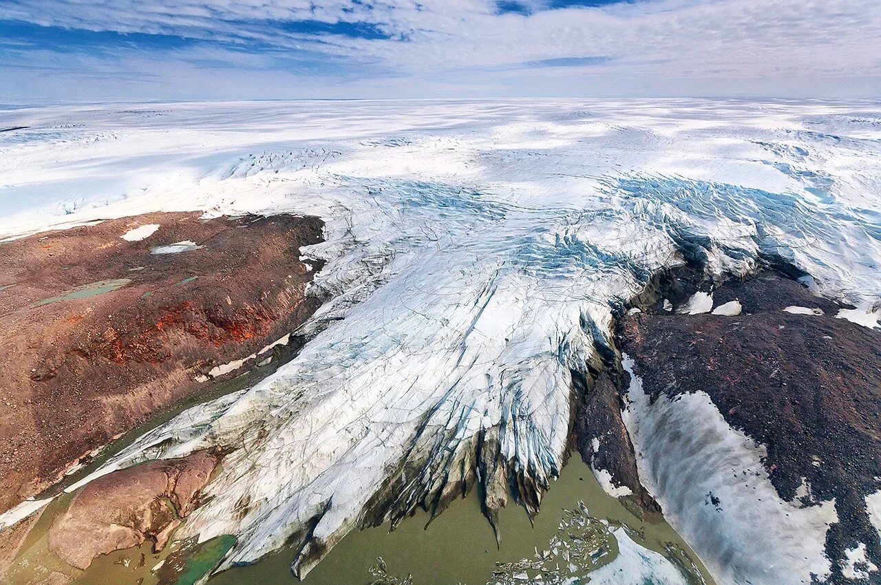 Многолетняя мерзлота занимает в россии более 60. Ледяной щит Гренландии. Кровавый вулкан Антарктида. Polar Ice caps. Земля Александры Ледниковый купол.