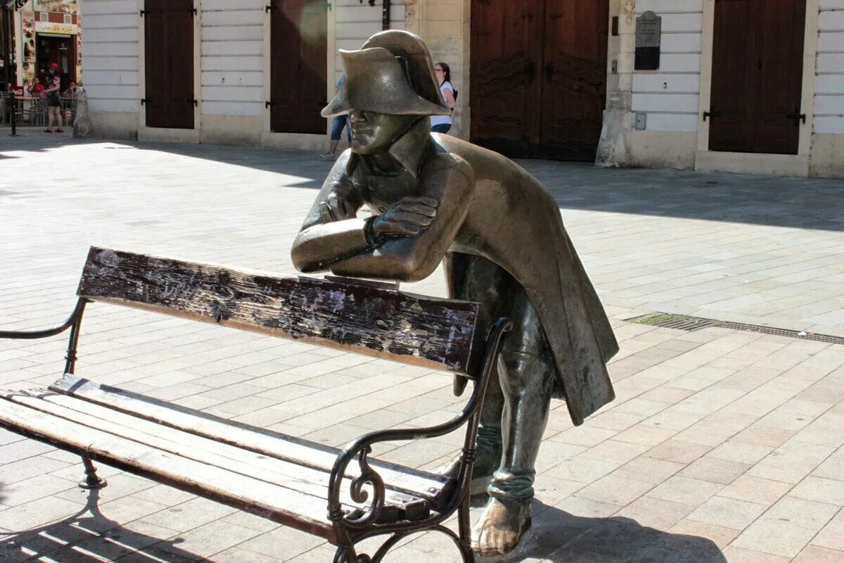 Памятник смеху в фленсбурге. Смешные статуи. Памятник смеху германия. Памятник смеху германия. Смеху веселые лавочки памятник германия.