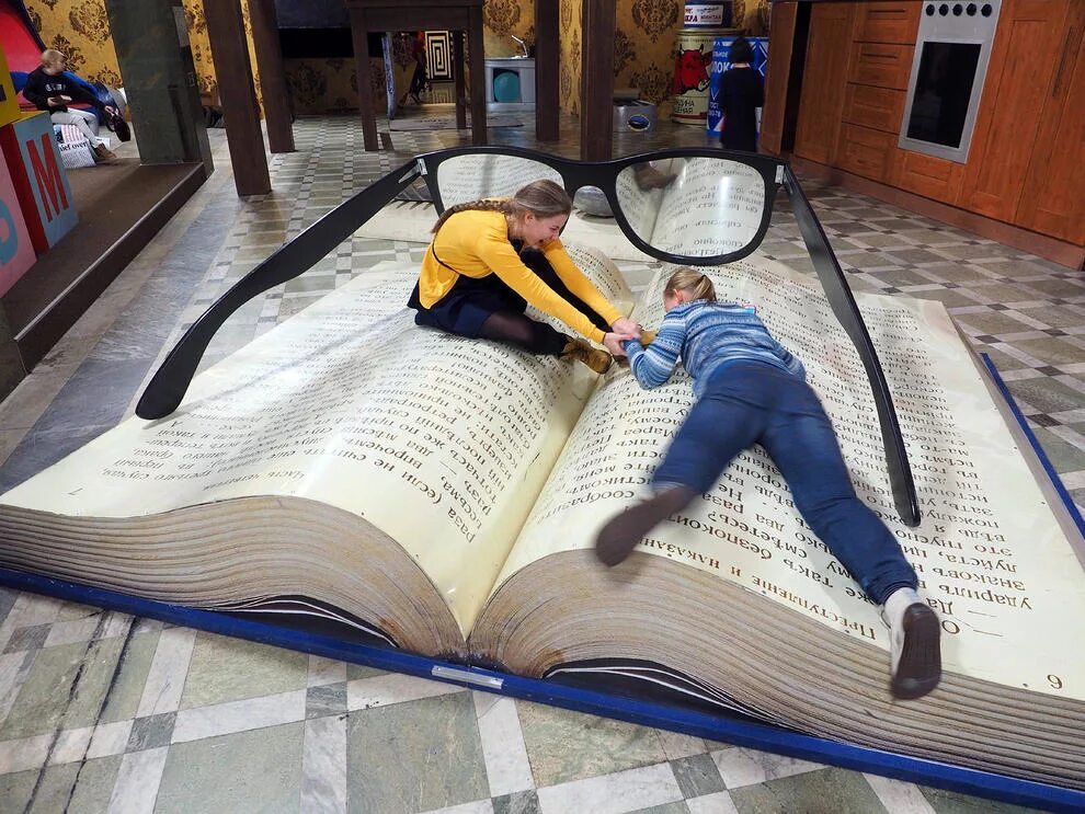 Самая длинная книга. Огромная книга. Самая большая книжка в мире.