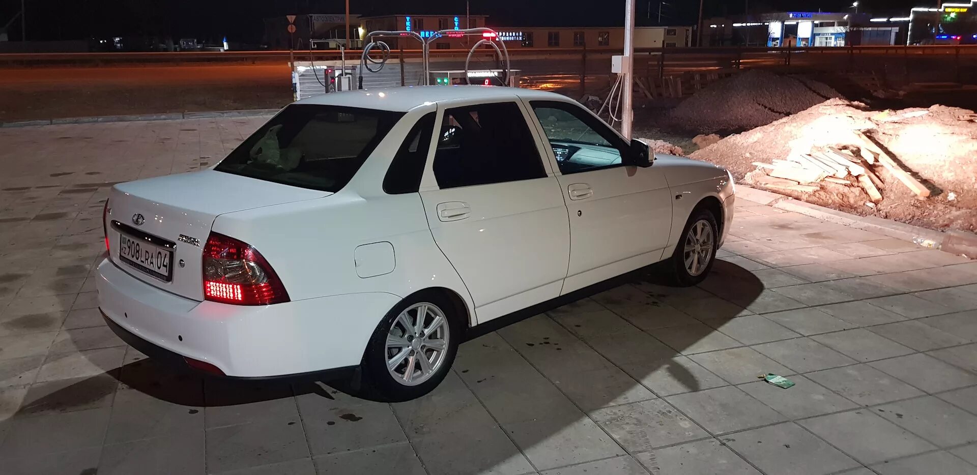 Приора на аттиках 15. Авто атика. Авто атика. Аттика r15 приора. Белая приора седан сток.