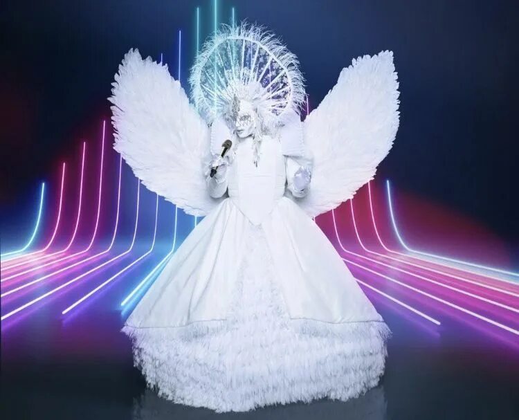 Ансамбль россияне тында. Шоу ангелы. Эстрадно-цирковое шоу. The masked singer angel. Виолончель.