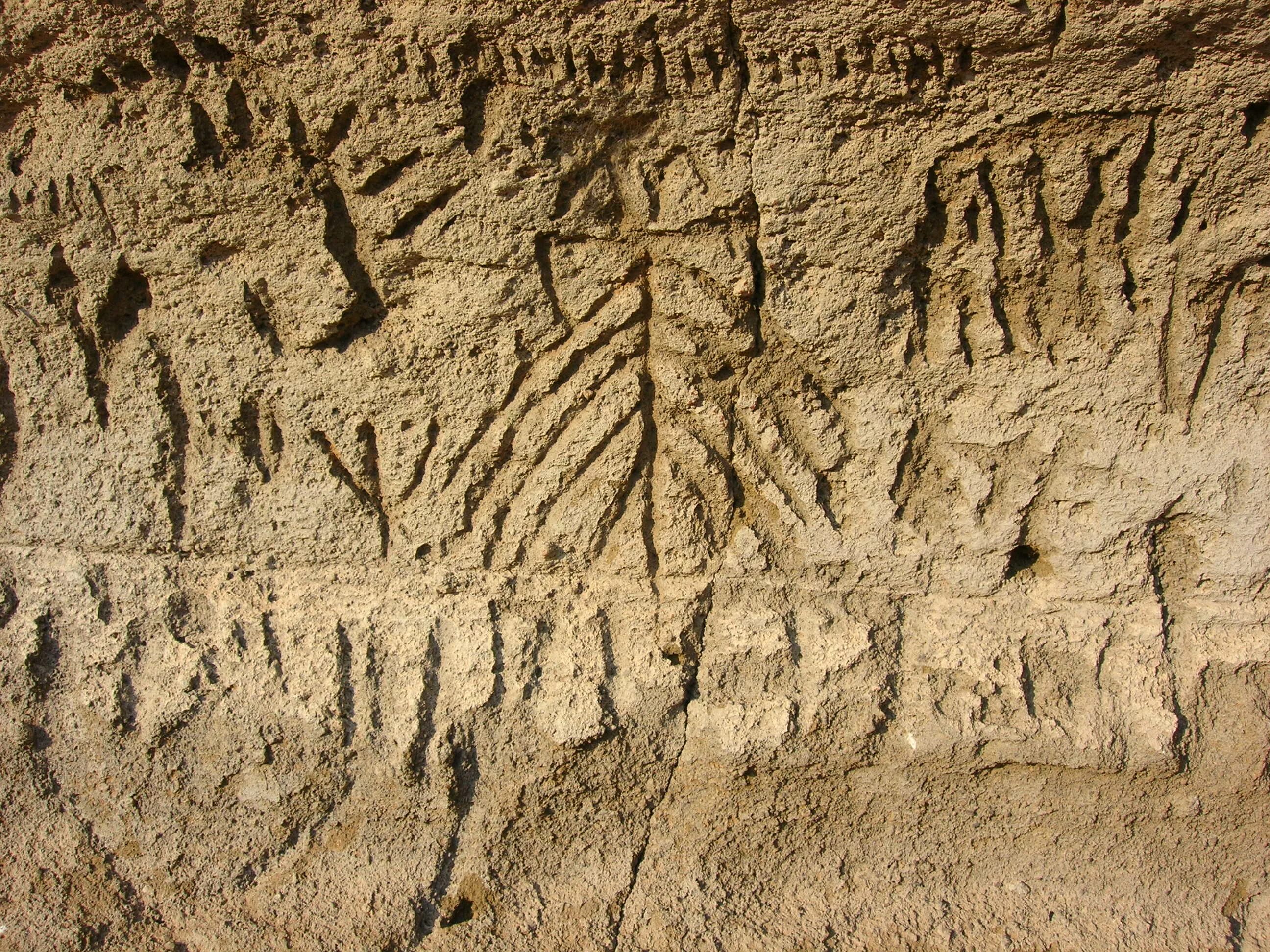 Иероглиф палеолит зиккурат лабиринт. Петроглифы неолита. Неолит новокаменный век искусство. Петроглифы палеолита. Первобытное искусство Неолит.