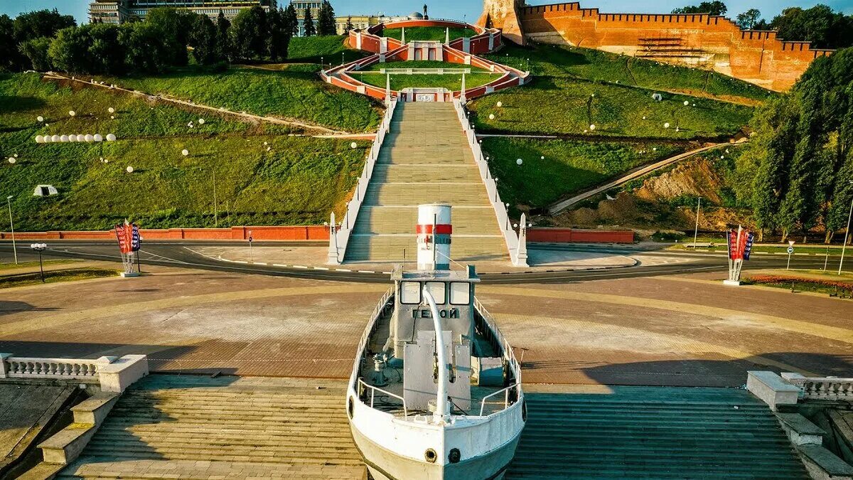 Катер герой и Чкаловская лестница в Нижнем Новгороде. Катер герой на Нижневолжской набережной. Чкаловская лестница Нижний Новгород. Нижний новгород набережная чкаловская лестница