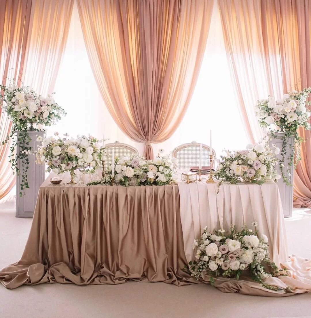 Свадебный стол. Свадебный стол жениха и невесты. Свадьба в стиле бежевого цвета. Свадьба в бежевом стиле. Свадьба в бежевых тонах.