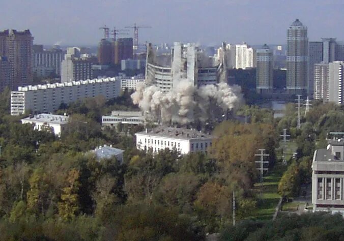 В Москве направленным взрывом была снесена гостиница "Спорт". Новости. Первый ка