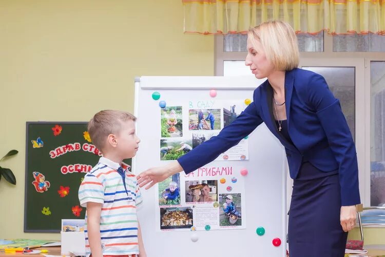 совместные игры с детьми. родители и дети. счастливая семья в саду. читающая семья. родители и дети.