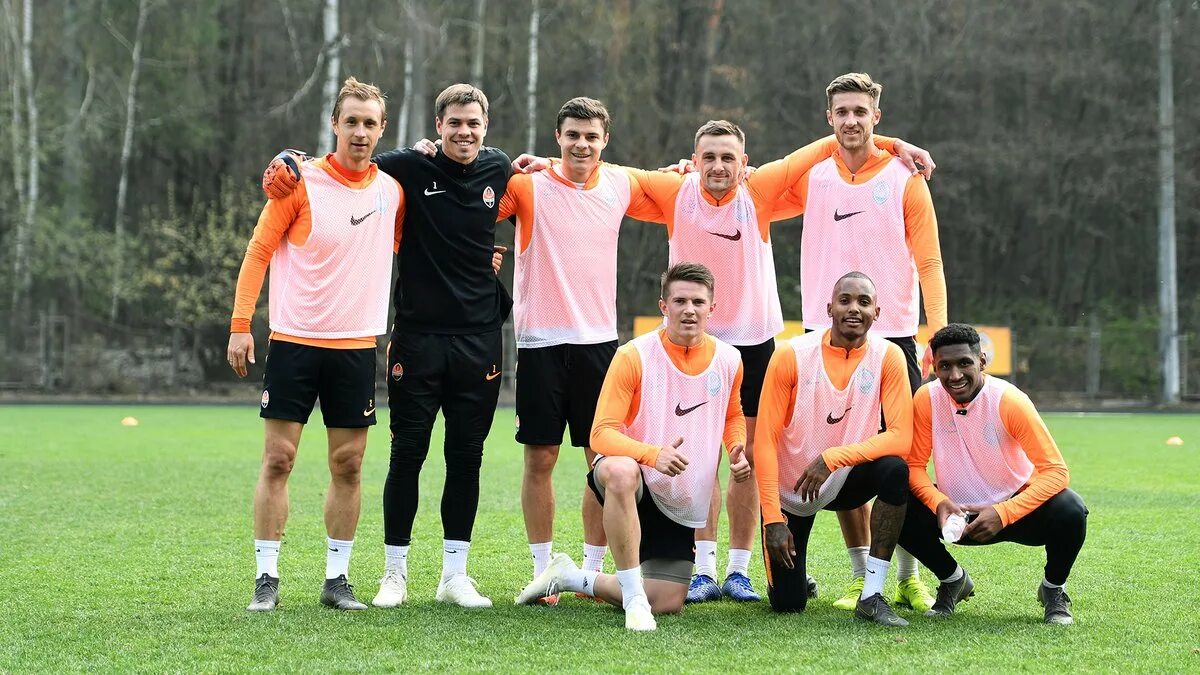 Шахтёр футбольный клуб украина. База фк шахтер. Фк шахтер официально. Украинская футбольная команда шахтер. Шахтёр (футбольный клуб, караганда).