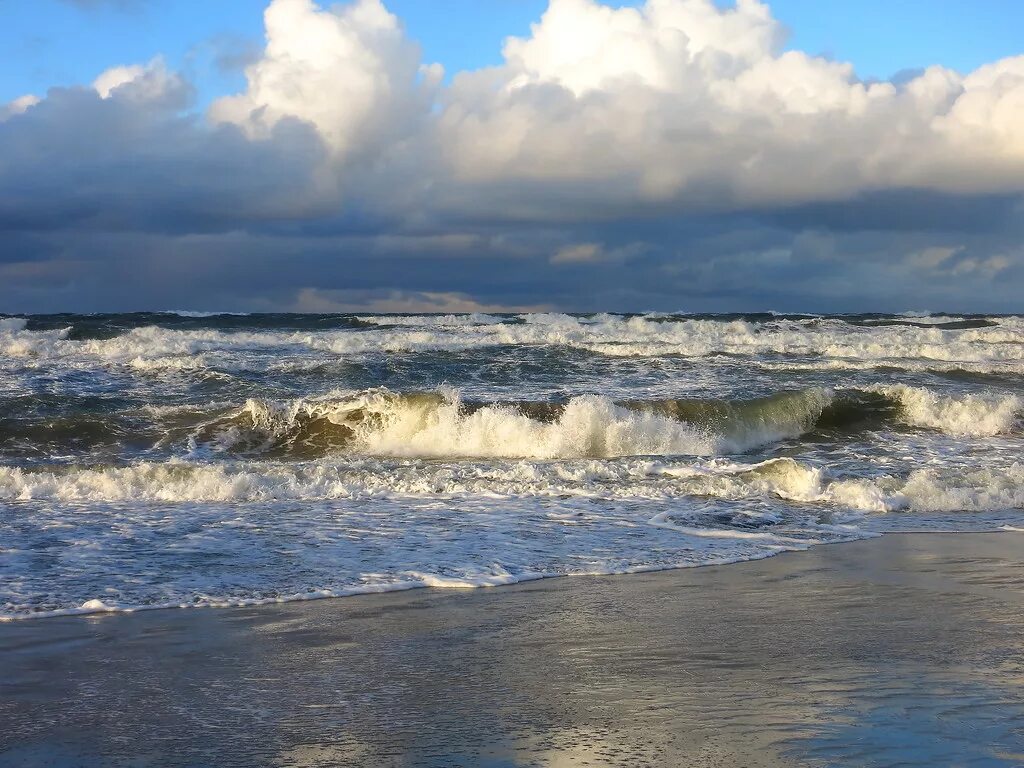 Море поет волна. Бискайский залив волны убийцы. Фон морской волны. Море зовёт волна поёт а мы такие на работе. Море зовёт волна.