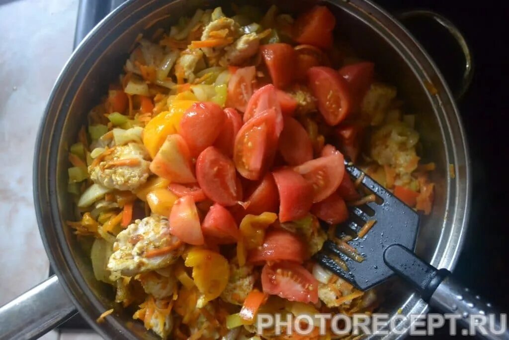 Тушеная грудка с овощами на сковороде. Куриное филе тушеное с овощами на сковороде. куриная грудка тушеная в соусе.