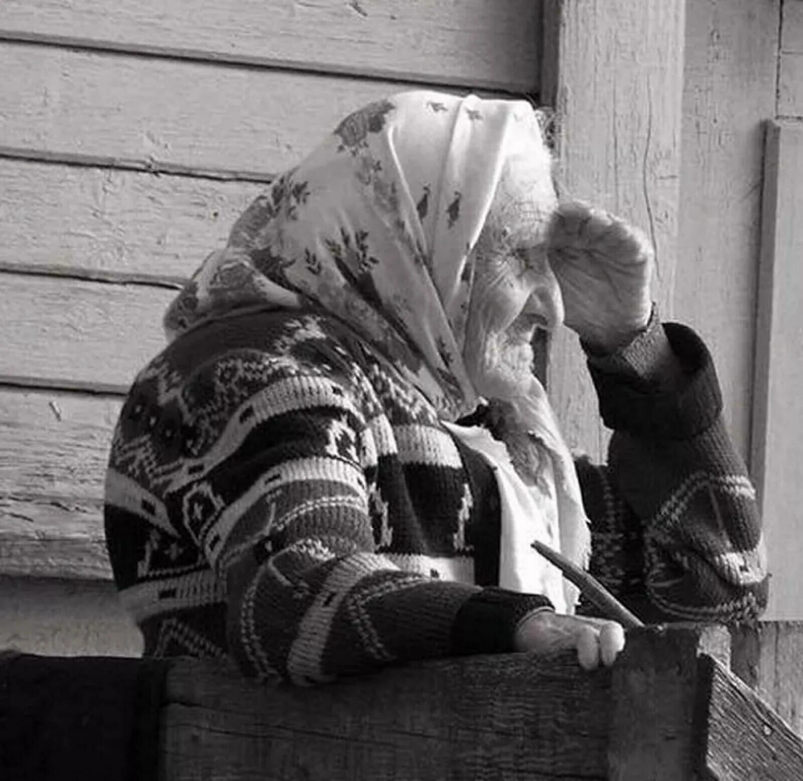 Бабушка ждет. Старушка ждет. Старушка мать. Старушка у окна. Про старых мать