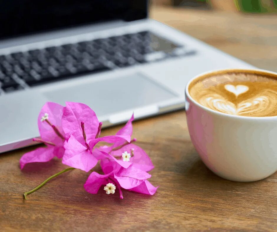 Чашка кофе на столе. Продуктивной среды. Ноутбук и чашка кофе. Ноутбук и цветы.