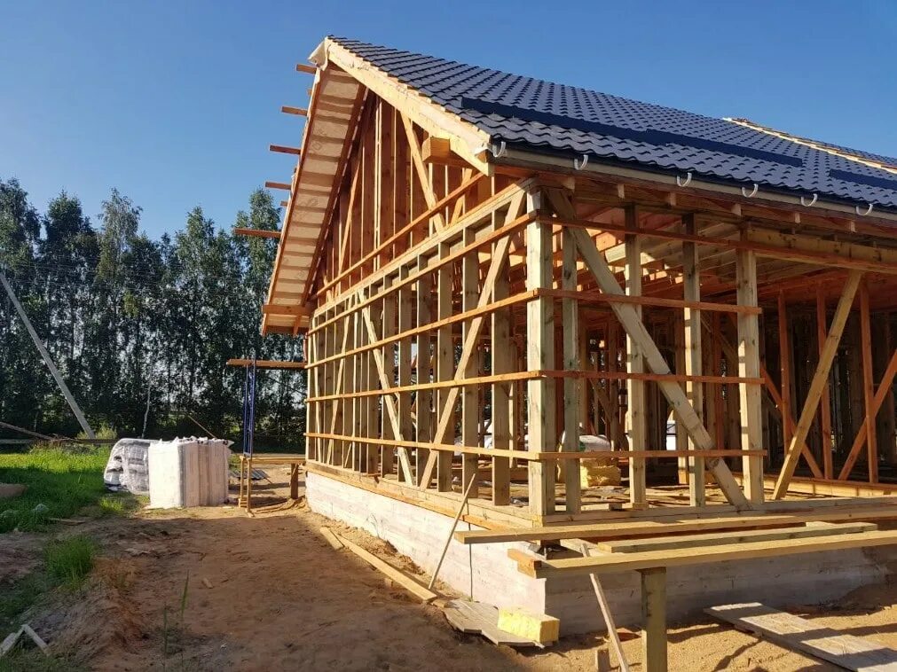 Каркасное деревянное домостроение. Каркасно щитовой дом. Каркасные строительство ярославль. Дом каркас. Сборка каркасных домов.