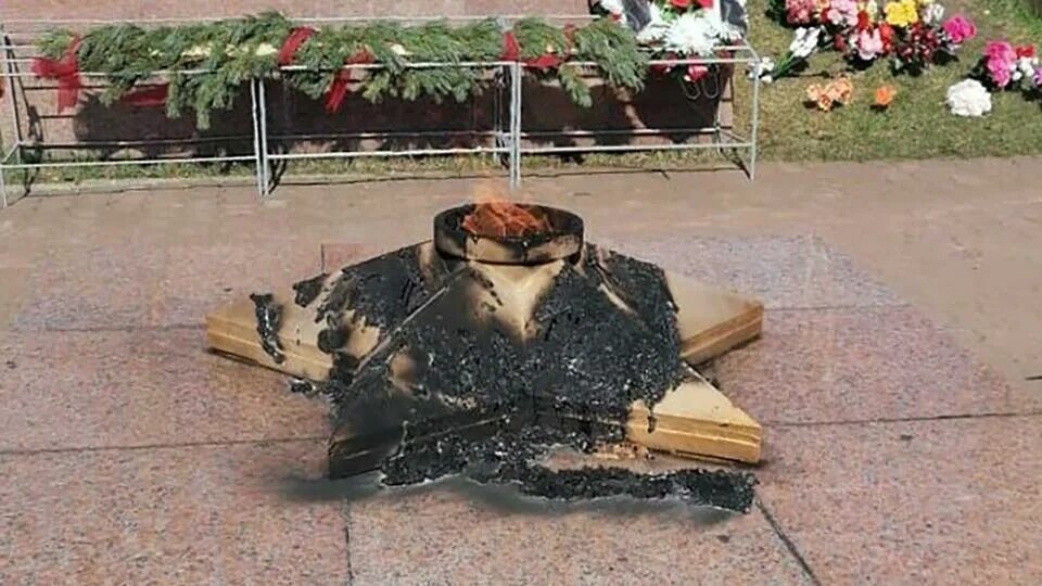 Осквернил мемориал вечный огонь в петрозаводске. Осквернили вечный огонь. Вандалы на вечном огне. Осквернение вечного огня. Вандализм вечный огонь.