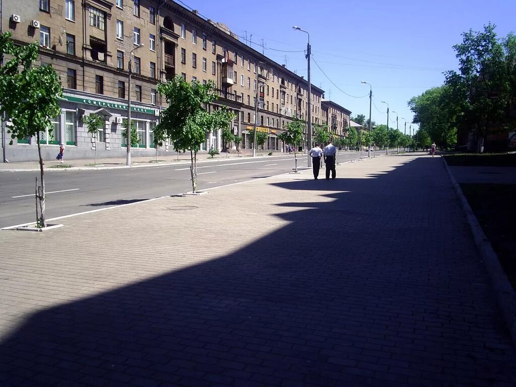 Зиу 682. Алчевск памятник воинам-интернационалистам. Памятник алчевскому в алчевске. Алчевск центральная улица. Фантан в городе в енакиево.