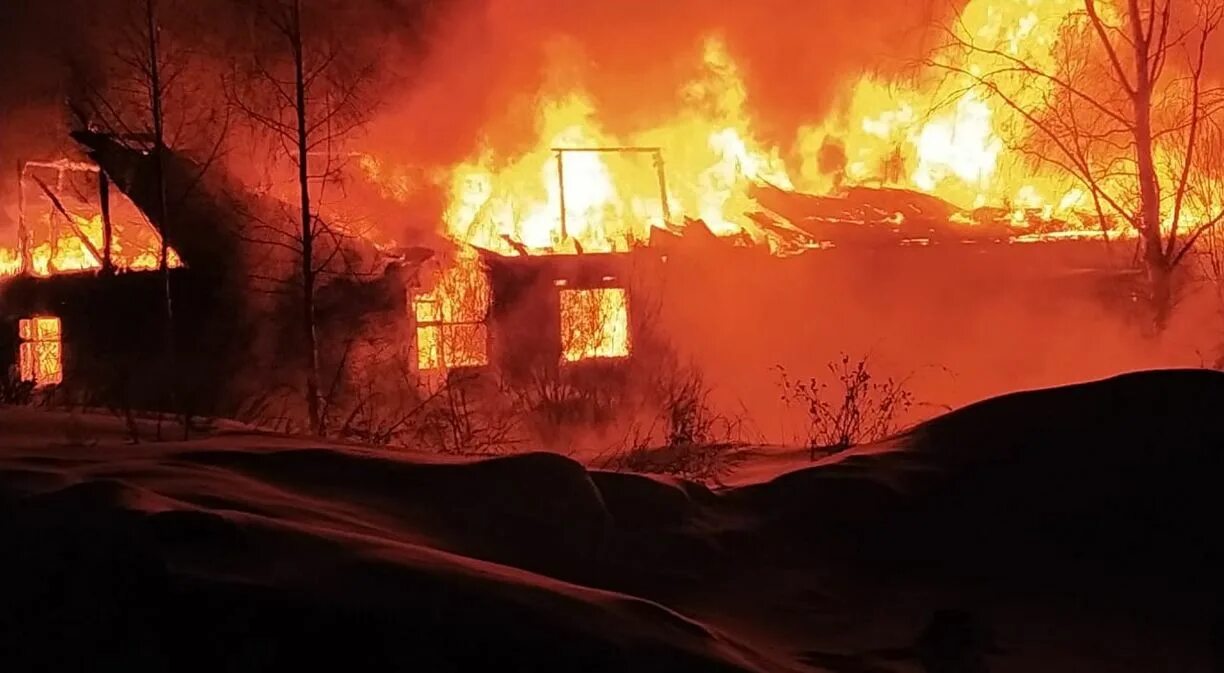 Горит общежитие. Пожары в Архангельской области. Сгорел дом в селе Ильинском.