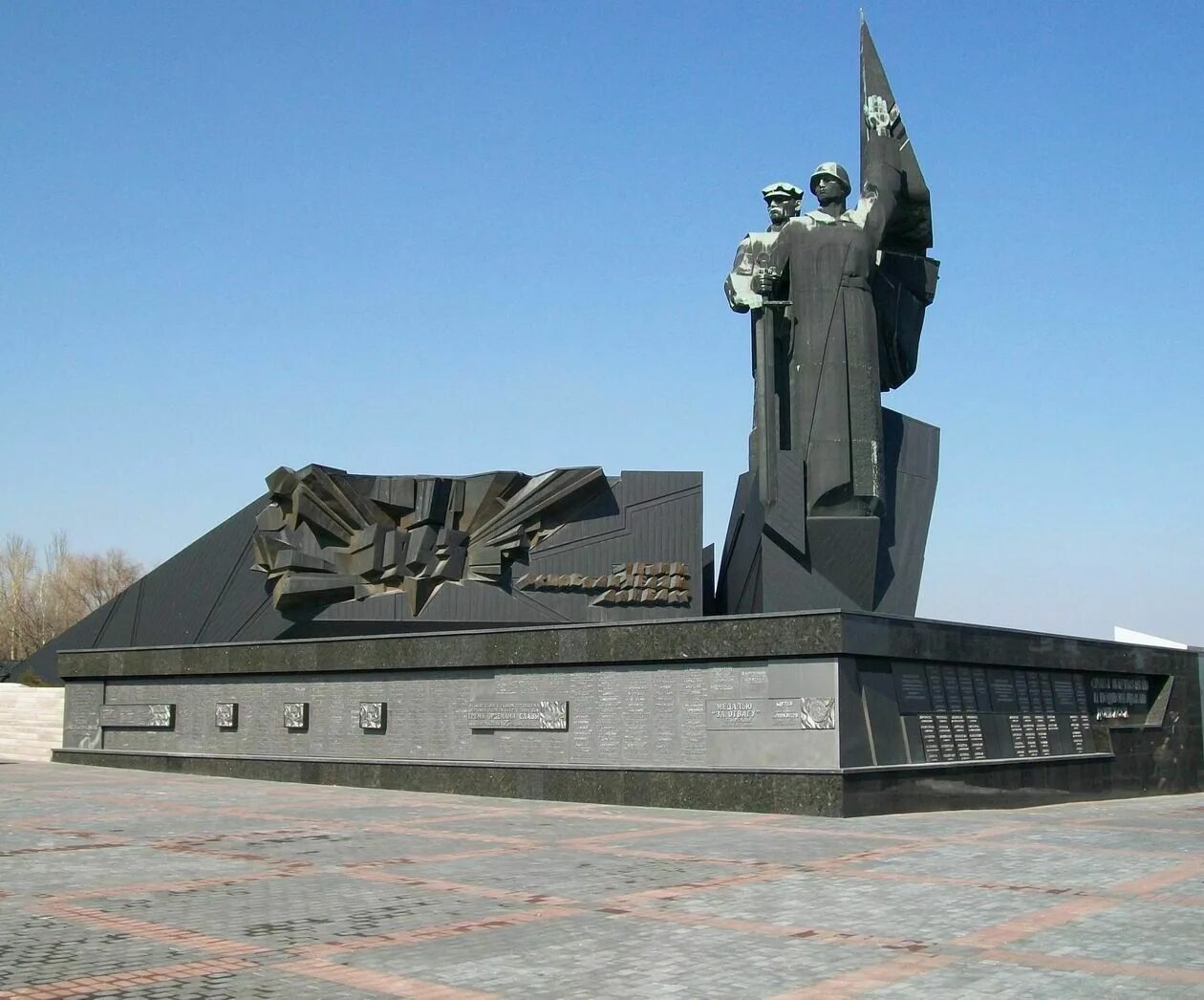 В каком городе находится освободителям. Монумент освободителям донбасса. мемориальный комплекс твоим освободителям донбасс. твоим освободителям донбасс памятник. памятник великой отечественной войны в донецке.