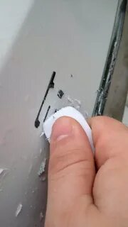 Чем оттереть клей от двери