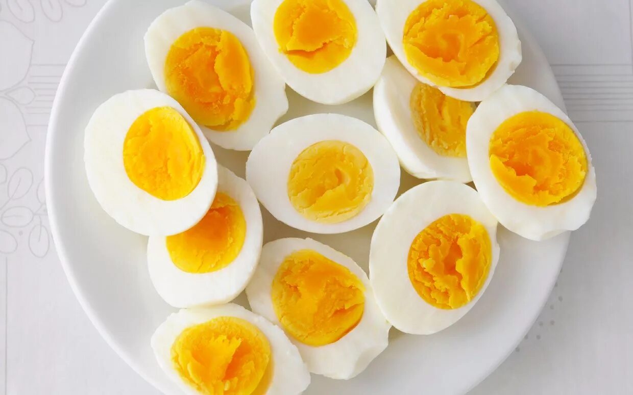 Вареные яйца для мужчин. Вареные яйца. Отварные яйца. Порезать вареные яйца.