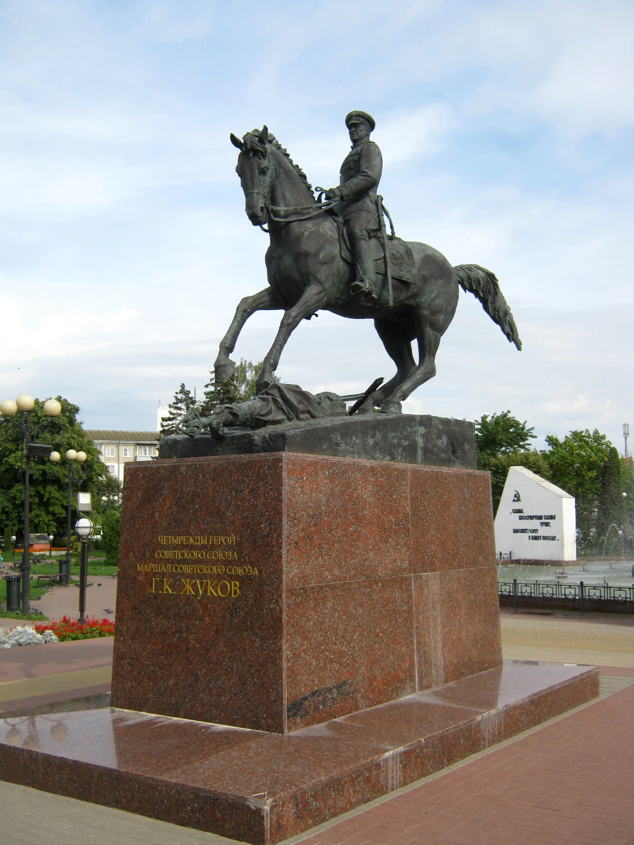 Памятник советскому военачальнику на коне. Памятник жукову в калуге на площади победы. памятник маршалу жукову в москве.