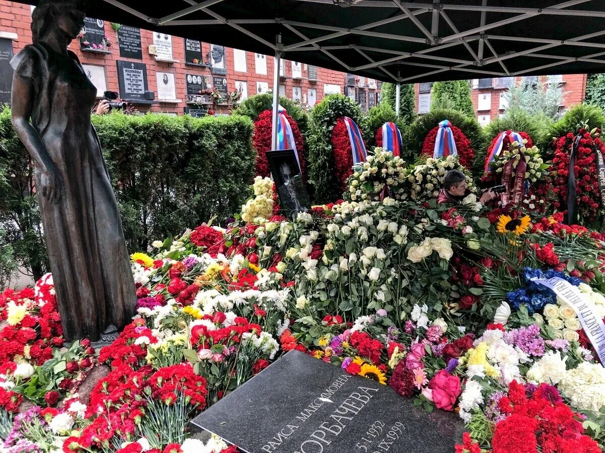 Могила горбачевых на новодевичьем кладбище. Новодевичье кладбище горбачева. Новодевичье кладбище горбачев. Могила раисы горбачевой на новодевичьем кладбище. Могильные цветы.