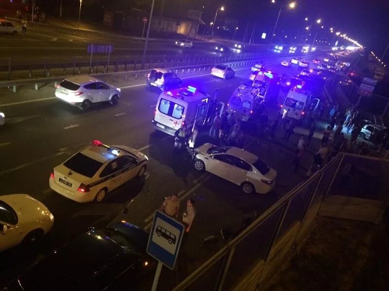 Происшествие в краснодаре вчера. Машина врезалась в стену. Происшествие в краснодаре вчера. Дтп краснодар уральская. Дтп на красных партизан краснодар.