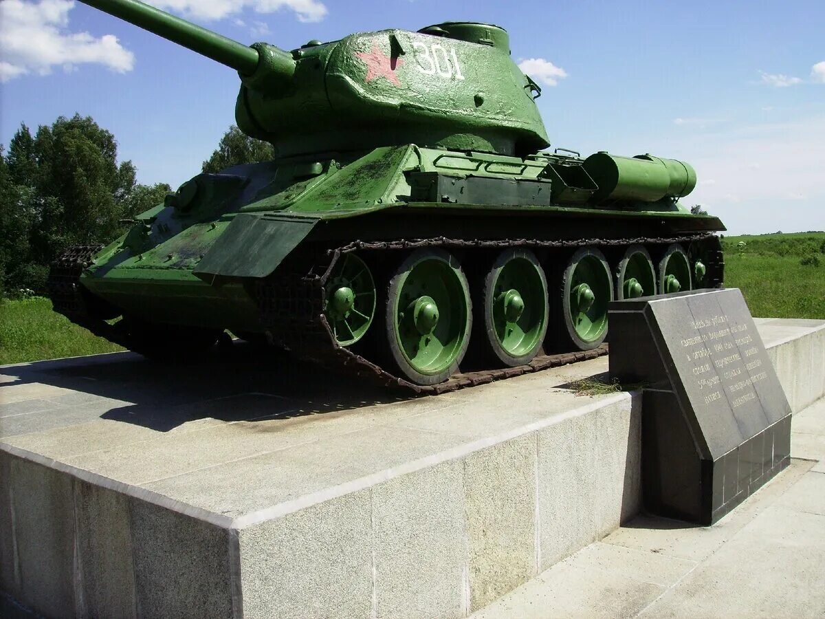 Танковая минск. Памятник танк т-34. Танк т-34 Курган. Танк т34. Памятник танк т 34 в Кургане.