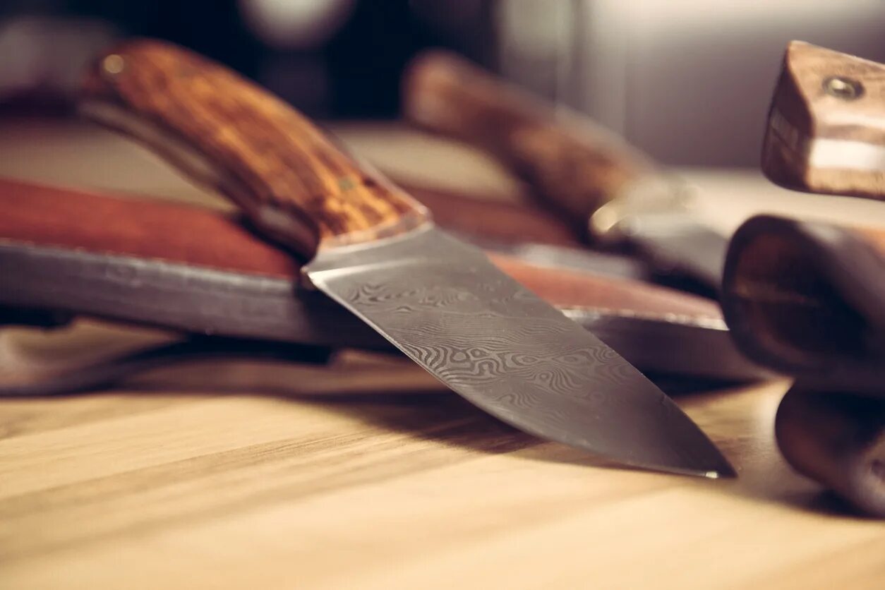 Вокруг ножевые. Нож на столе. Кухонный нож на столе. НОД на столе. Кухонный нож воткнутый в стол.