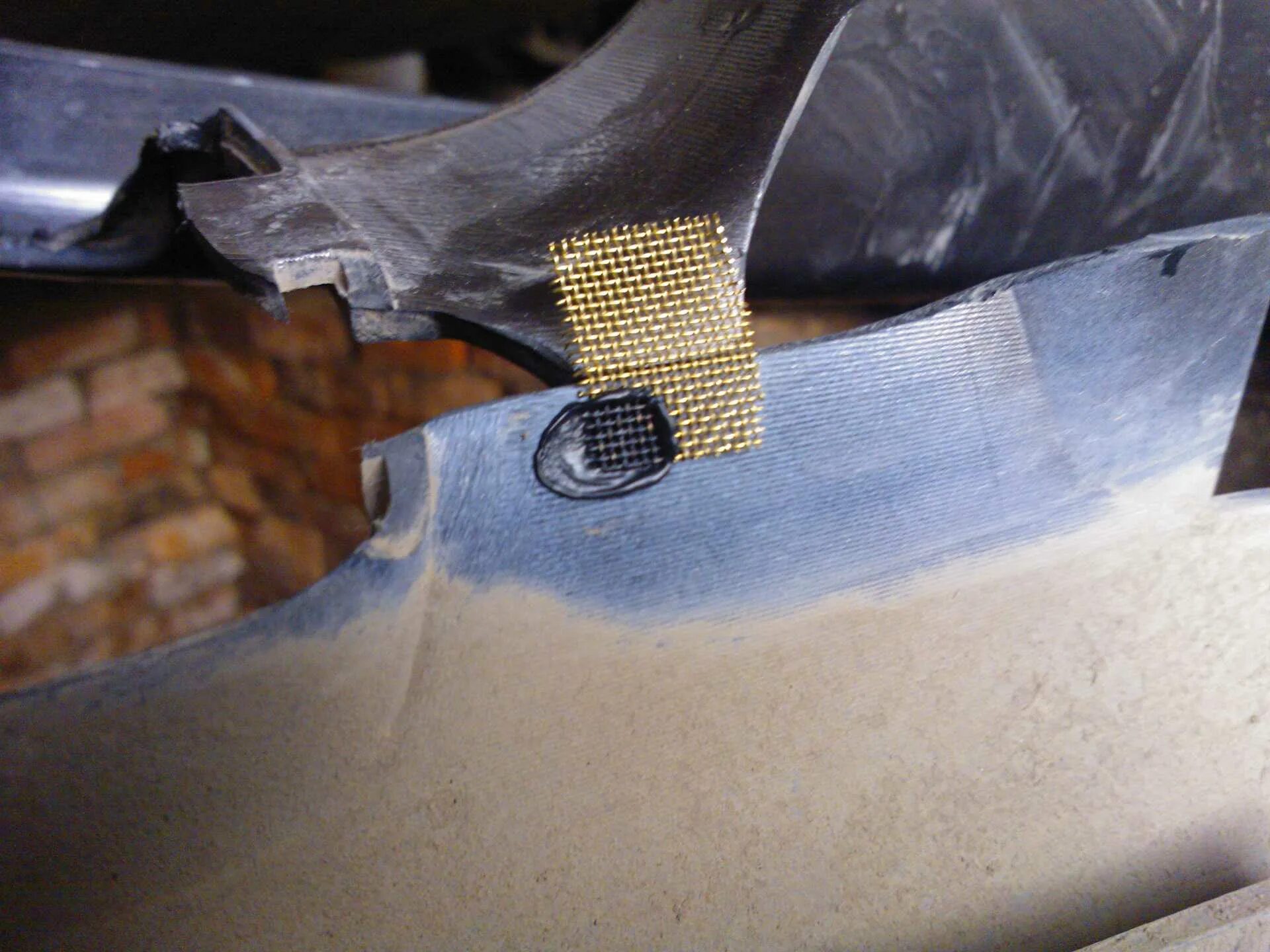 Треснул пластиковый бампер. Пайка бампера. Как починить бампер своими руками. Пайка пластика автомобиля. Склейка бампера.