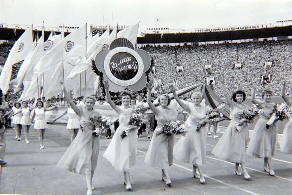 Песня 6 всемирного фестиваля молодежи. Фестиваль молодежи в СССР 1957. Vi Международный фестиваль молодежи и студентов в Москве 1957г. Всемирный фестиваль молодёжи и студентов в Москве 1957. Первый Московский Международный кинофестиваль 1959.