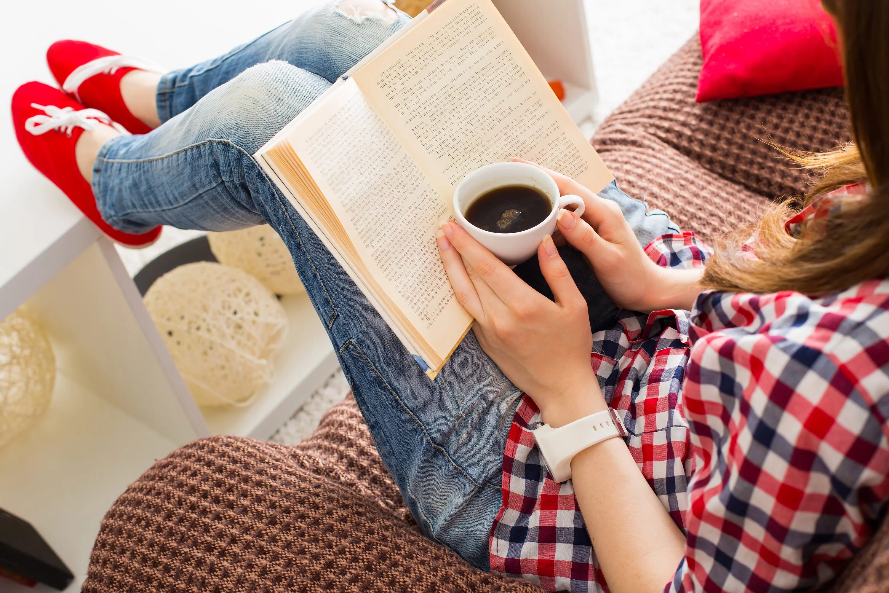 Что последнее читал сегодня. Чтение книг. Девушка с книгой. Девушка с книгой на диване. Человек на диване-книжке.