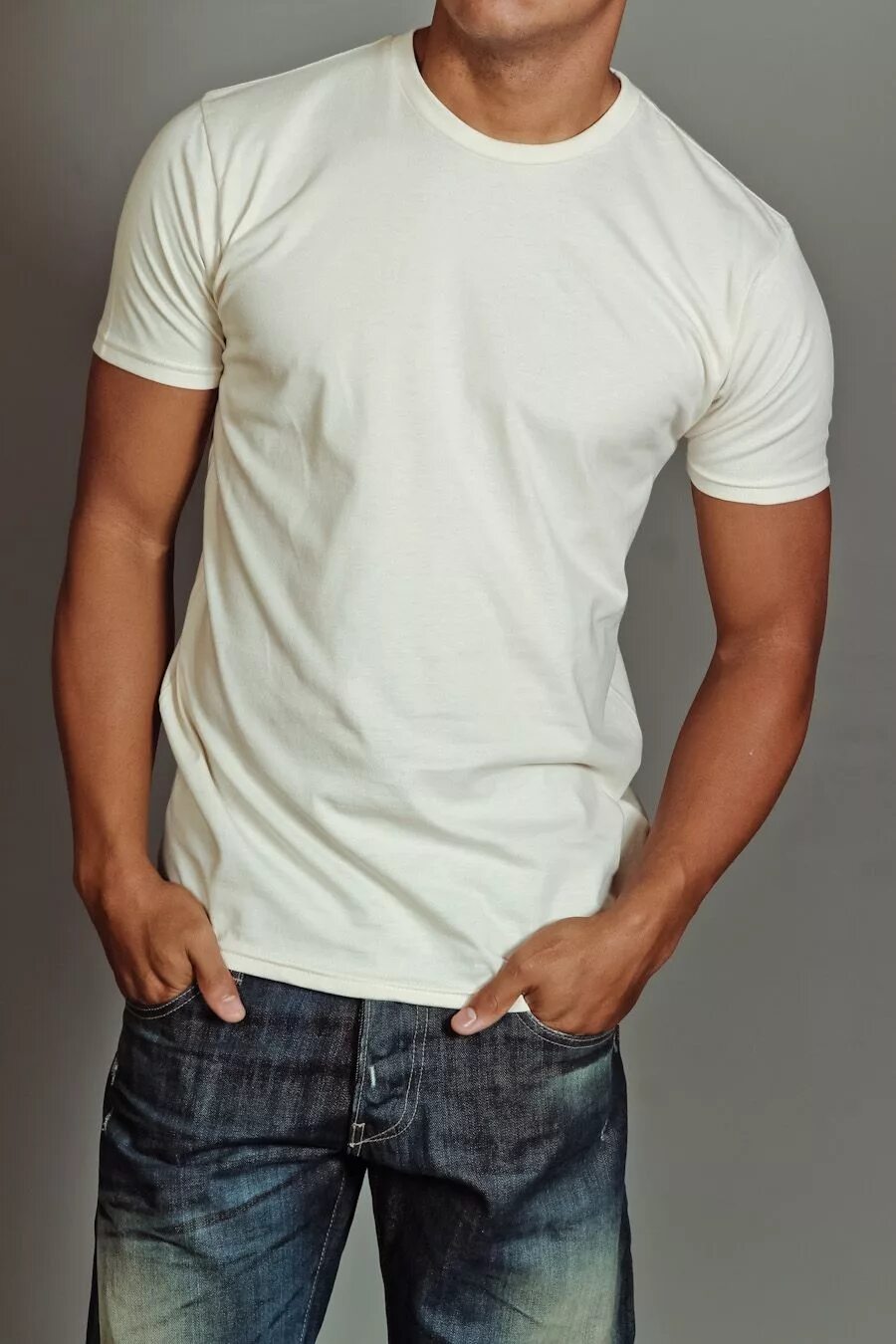 Guys should. Дэвид ганди в пиджаке. Guys should. Man polish their nails. Парень жемчужина shall guy.