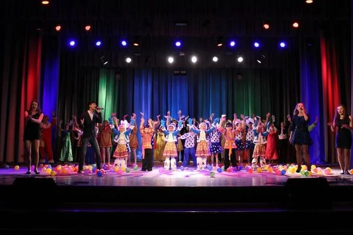 Дк правобережный. Дк правобережный красноярск сцена. Коломенская 25 красноярск дк. Правобережный городской дворец культуры красноярск коломенская, 25. Правобережный городской дворец культуры красноярск коломенская, 25.