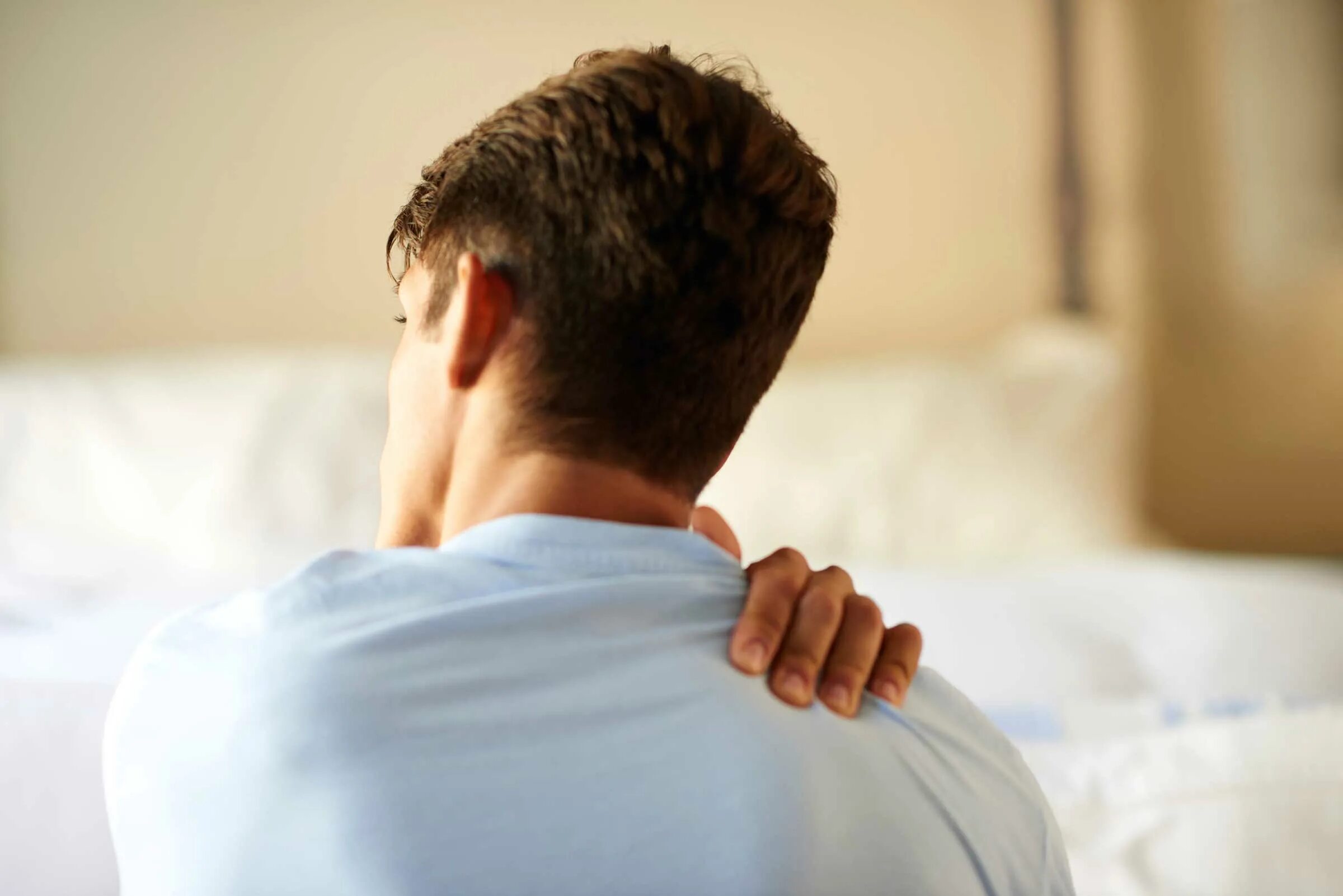 Приснилось плечо мужчины. Парень со спины. Массируют плечи девушке. Shoulder pain. Мужское плечо.