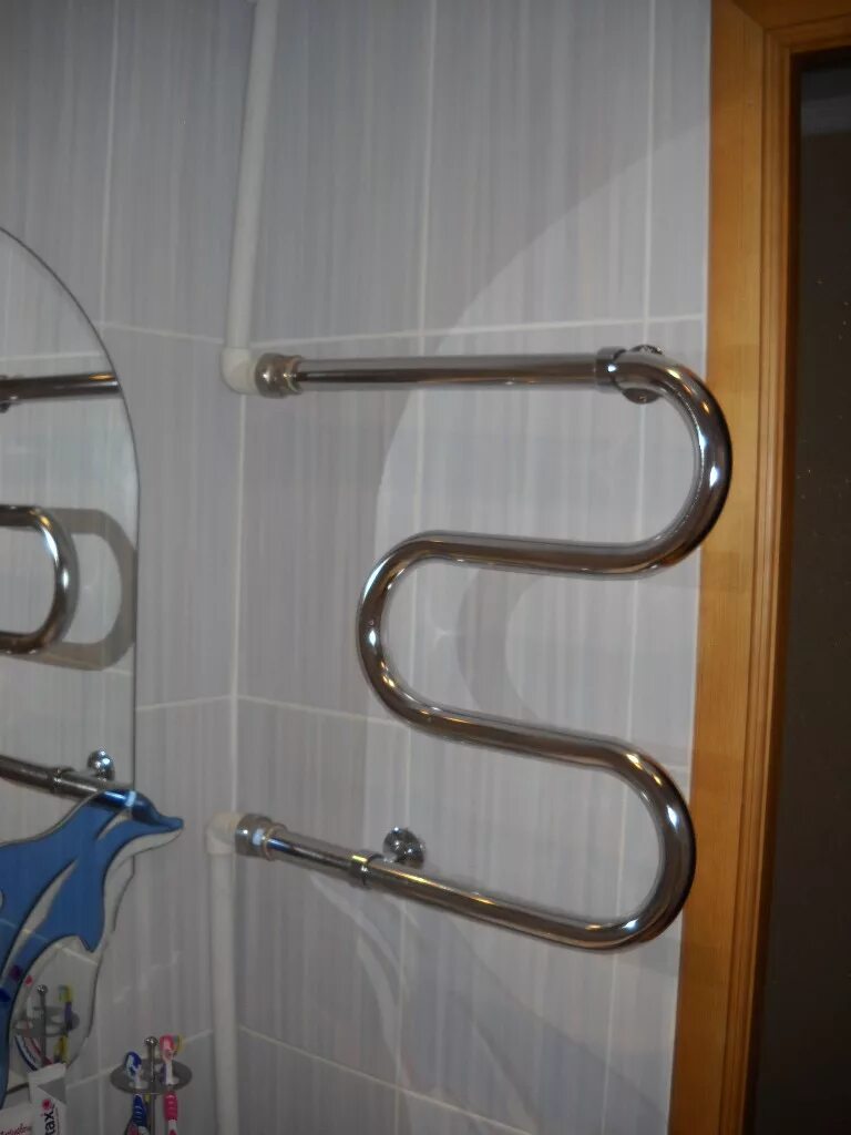 Сушилка на змеевик в ванную. Поворотный втулка крепежная полотенцесушитель. Сушилка 16300 полотенцесушитель. Крепление для сушки в ванной. Полотенцесушитель змеевик водяной монтаж.