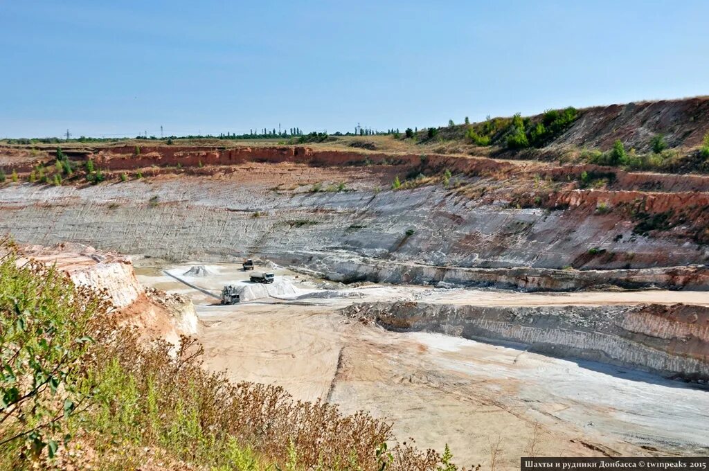 Гипс породообразующий минерал. Добыча гипса. Тягунский мехкарьер. Гипс карьер. Меловые горы белгород добыча.