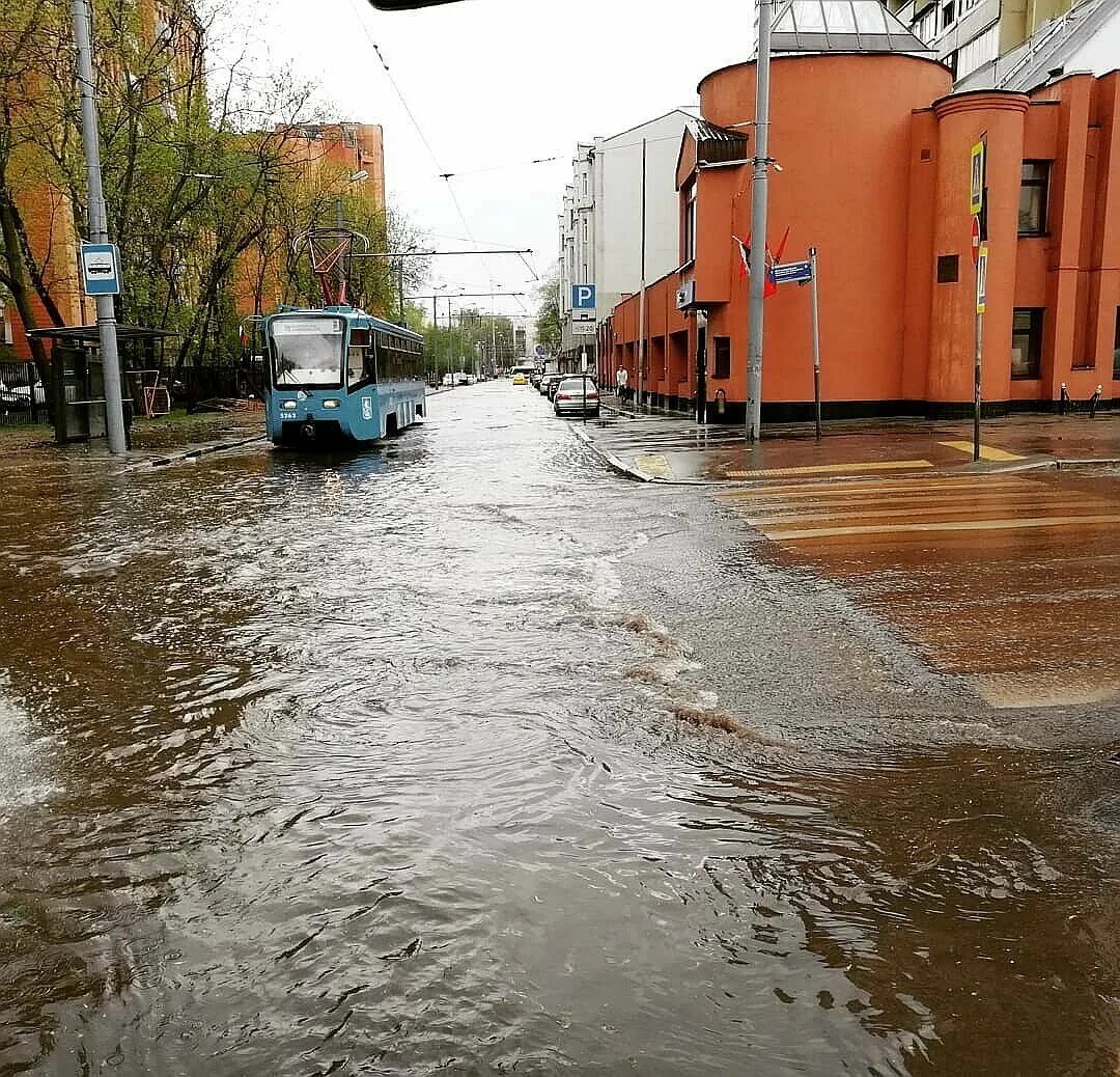 Ливень в Москве. Сильнейший ливень в Москве. Сильный дождь в Москве. Проливной дождь в Москве.